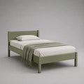 Structure de lit simple en bois massif de pin, vert olive, couchage 90 × 200 cm, dimensions totales 208 × 98 × 90 cm